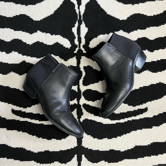 Jack Rogers "Bailey" Black Leather Side Zip Scalloped Ankle Boots Size 8 - Picture 5 of 13